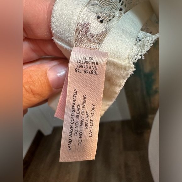Vintage Victorias Secret
Cream Lace Bra size 36D - Picture 14 of 16